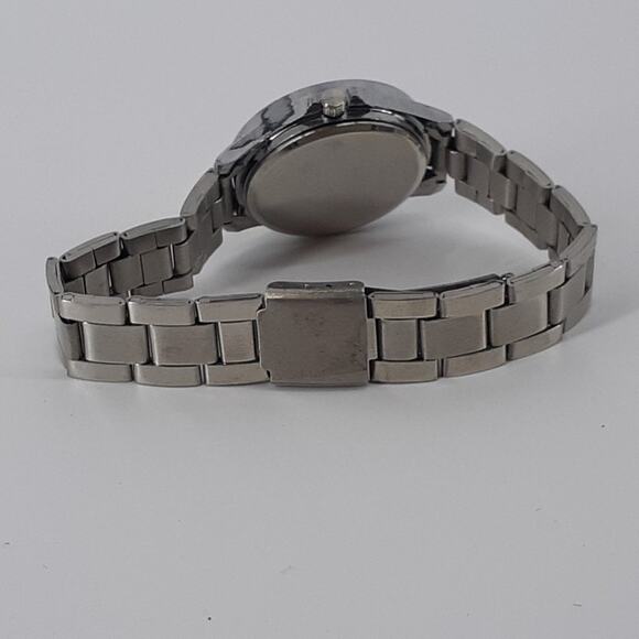 Women's Unbranded Wristwatch Silver Tone Analog Bracelet Style Band Career - Picture 11 of 12